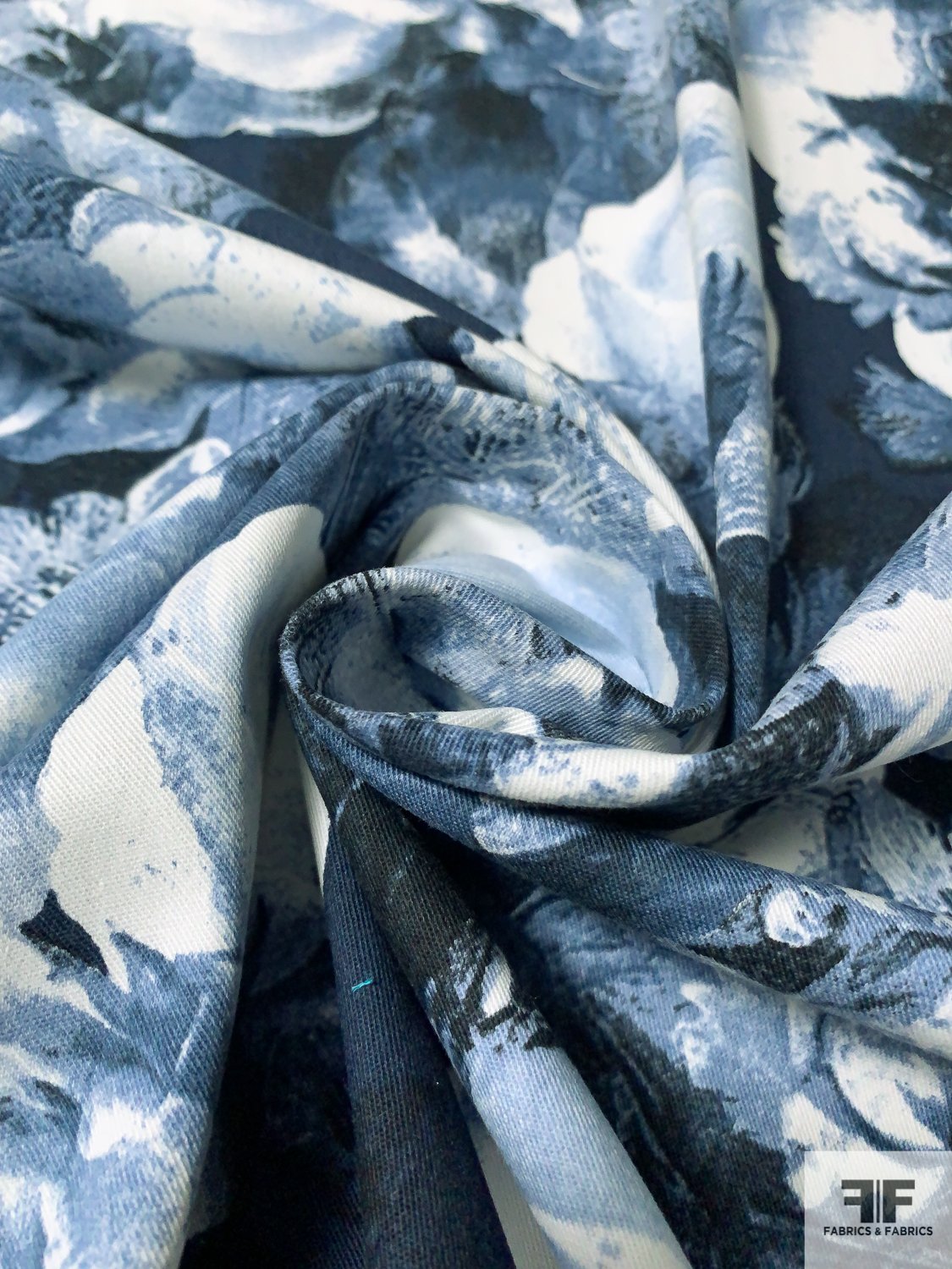 Dreamy Rosettes Printed Stretch Cotton Twill - Navy / Postal Blue / White