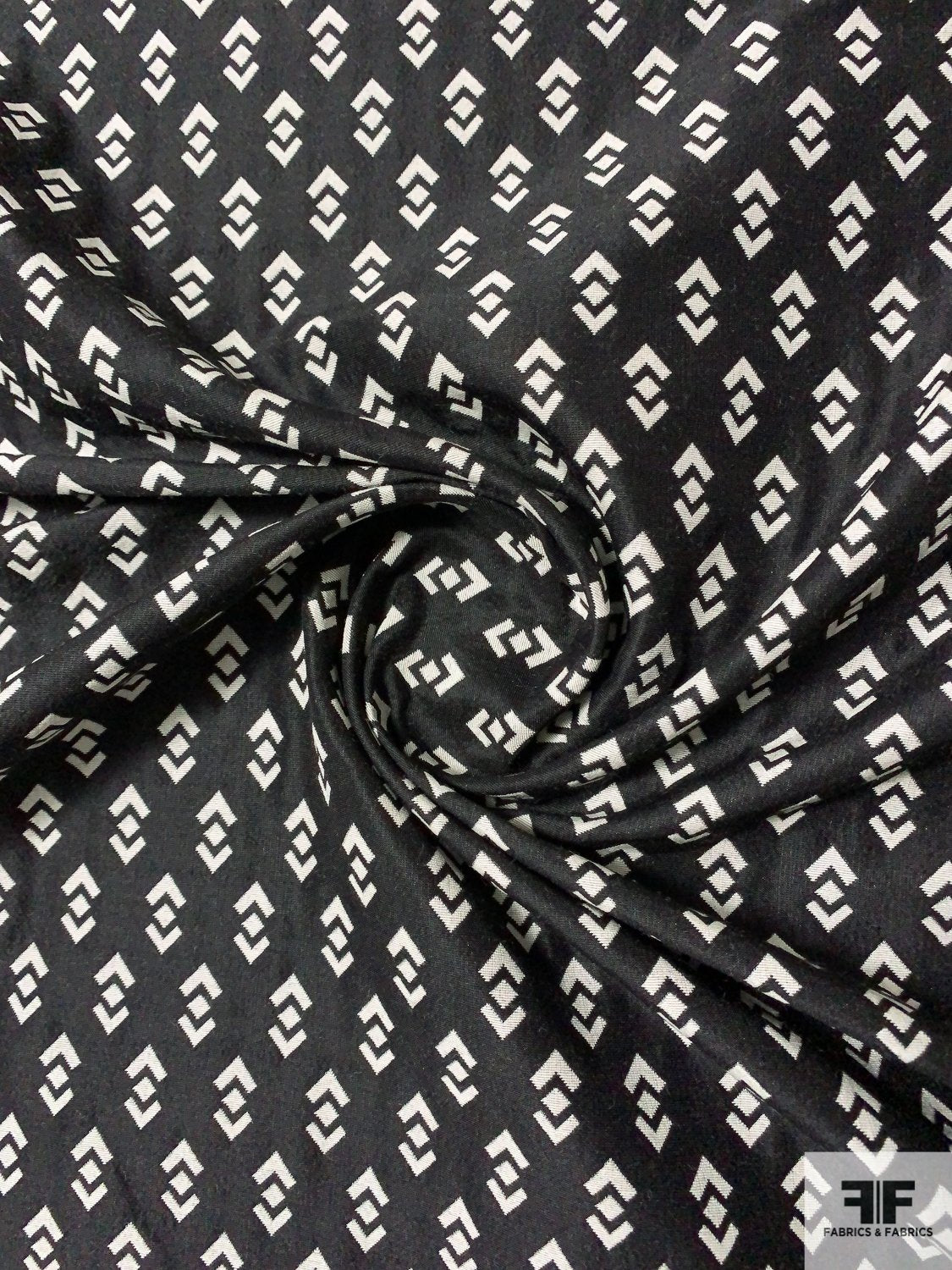 Reversible Arrow Design Silk and Wool Jacquard - Black / Off-White