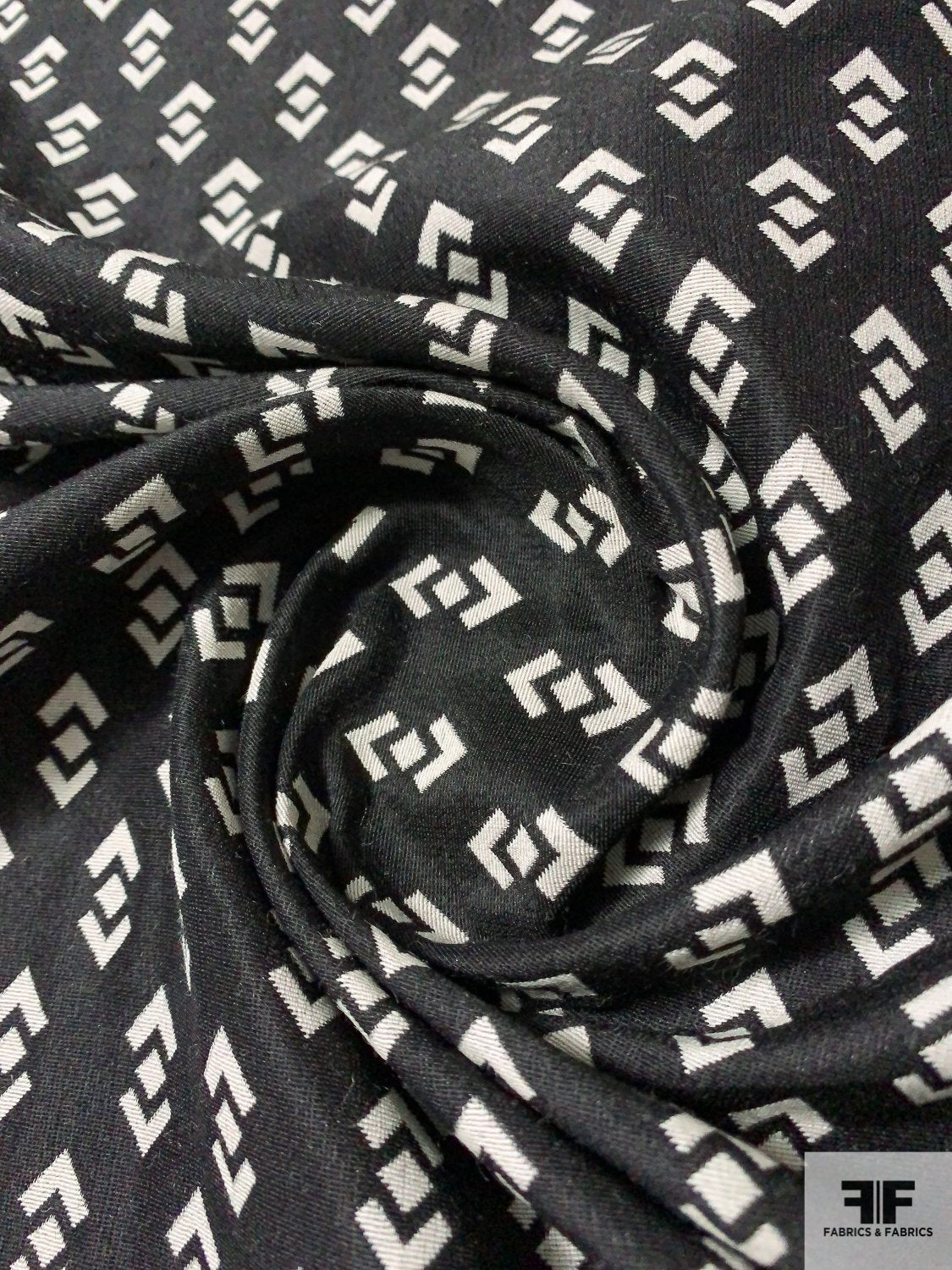 Reversible Arrow Design Silk and Wool Jacquard - Black / Off-White